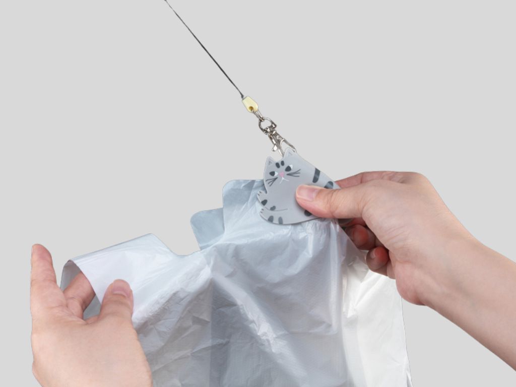 ポリ袋の入口を軽く挟んでこするだけ